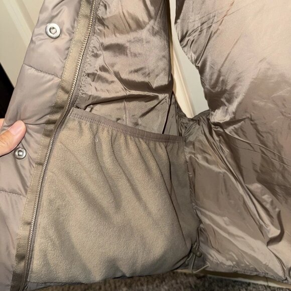 ALO YOGA GOLD RUSH PUFFER VEST Light Cocoa - Picture 4 of 6